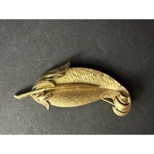 TRIFARI Vintage Brushed Gold Tone Leaf Brooch Pin Art To Wear Cocktail Career